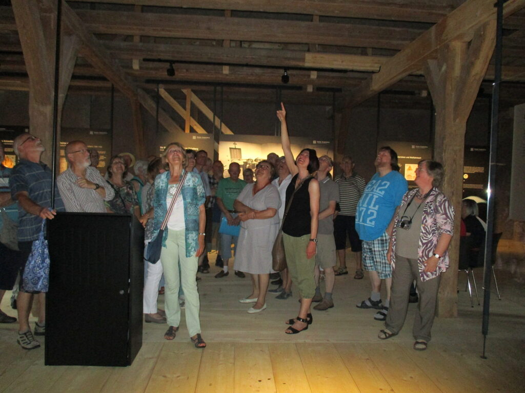Besucher aus Altdorf im Konventgebäude - Blick in den imposanten Dachstuhl gnadimg 0155